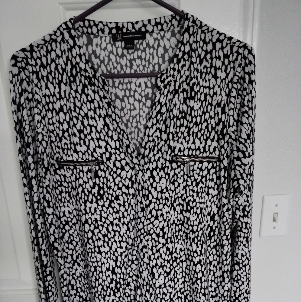 **** SEE FREE OFFER-INC Black & White Long Sleeve Blouse.